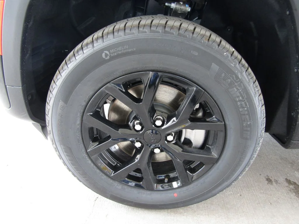 New 2026 Diamond Black Crystal Pearlcoat Jeep Altitude image 30