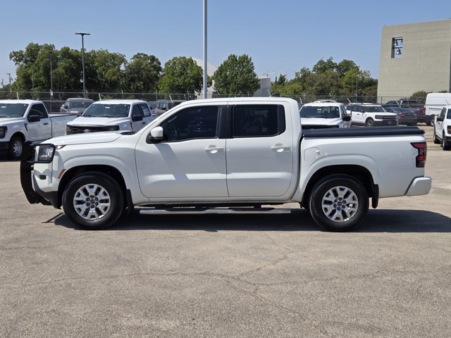 Used 2022 Glacier White Nissan  image 4