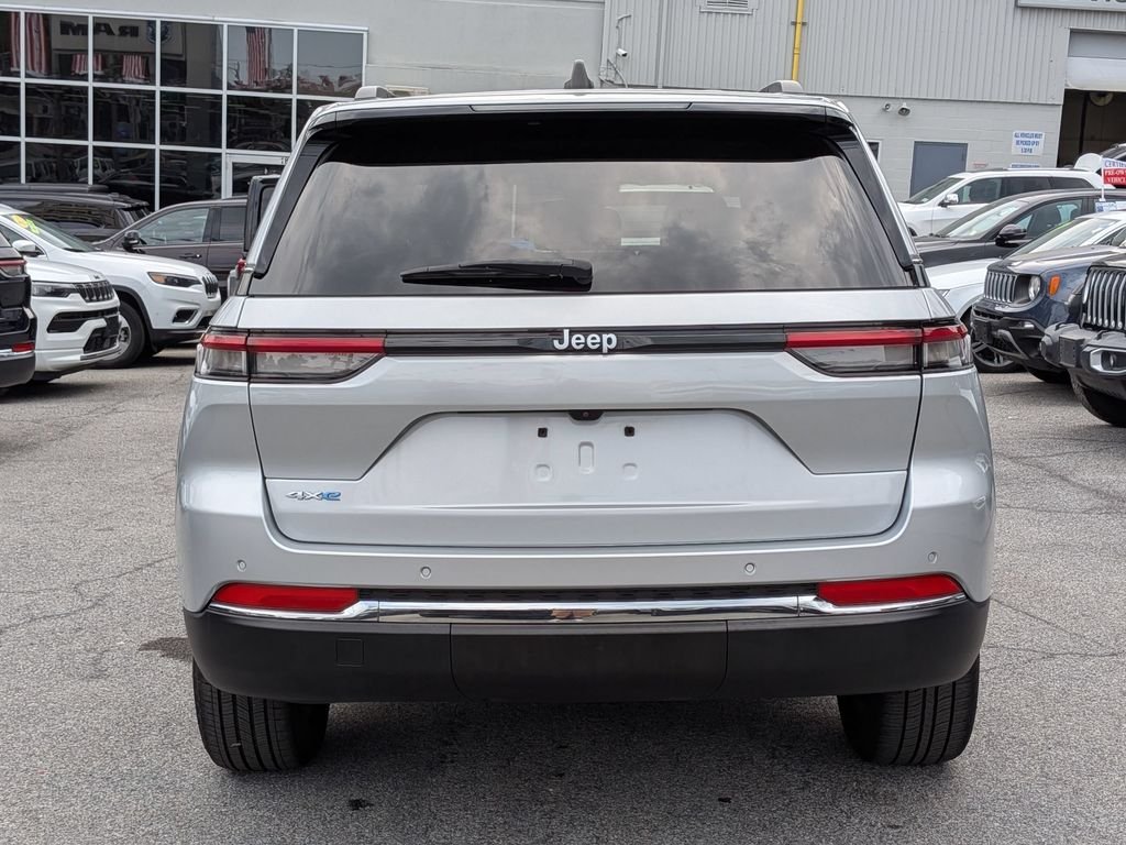 Used 2024 Silver Jeep 4xe image 7