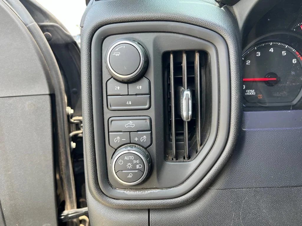 Used 2020 BLACK Chevrolet Custom image 12