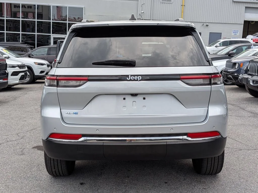 Used 2024 Silver Jeep 4xe image 7