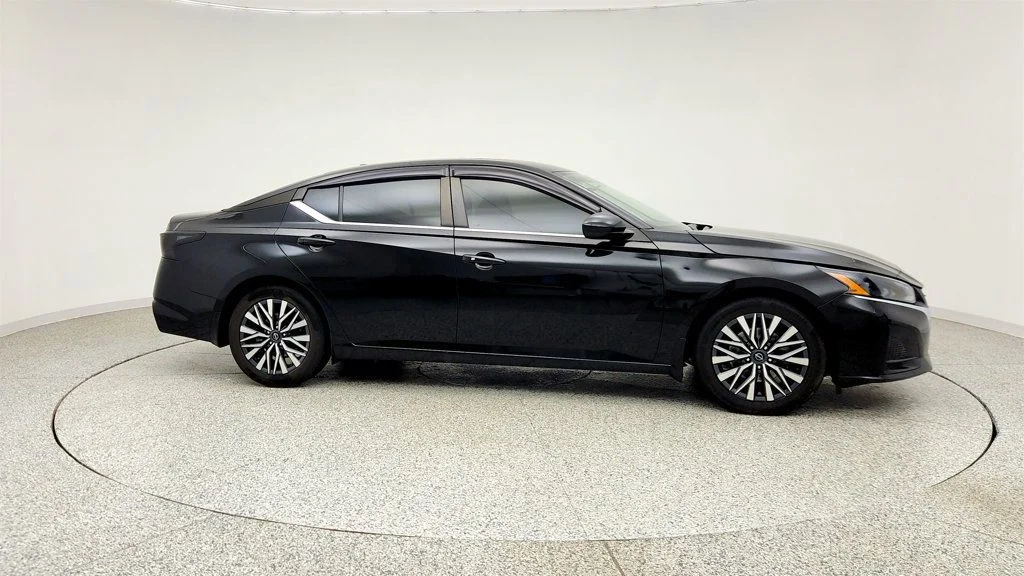 Used 2023 Super Black Nissan 2.5 SV Sedan w/ Moonroof, ProPILOT Assist & 12.3-Inch Touchscree image 4