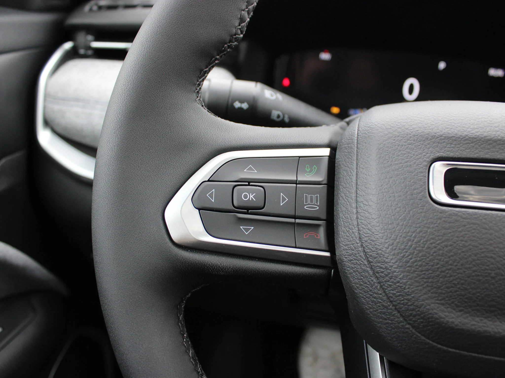 New 2025 Silver Jeep North* 4x4, Panoramic Sunroof, Heated Seats/Wheel, Wireless Charging Pad image 16