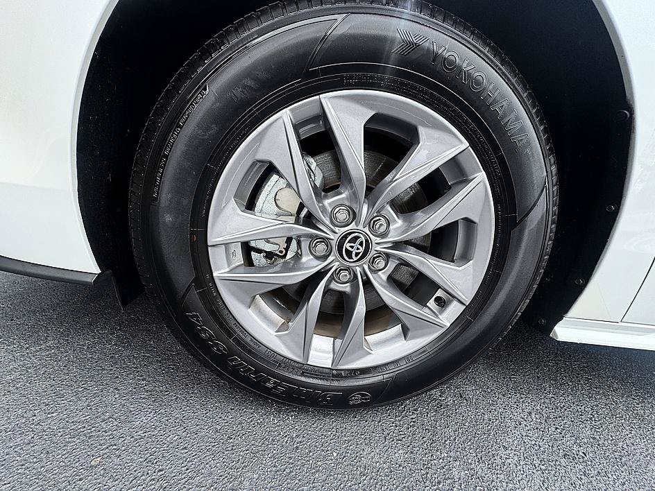 Used 2025 Wind Chill Pearl Toyota XLE image 8