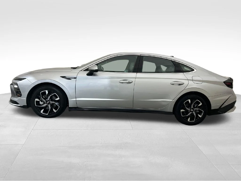 Used 2025 Silver Hyundai SEL image 2