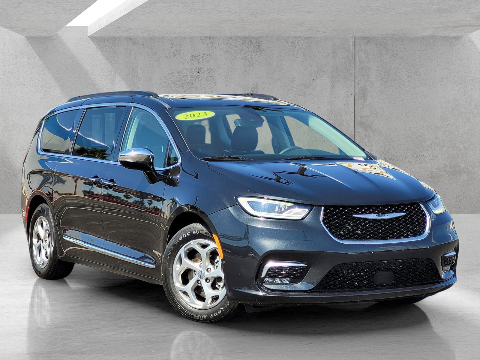 2023 Chrysler Pacifica Limited's photo