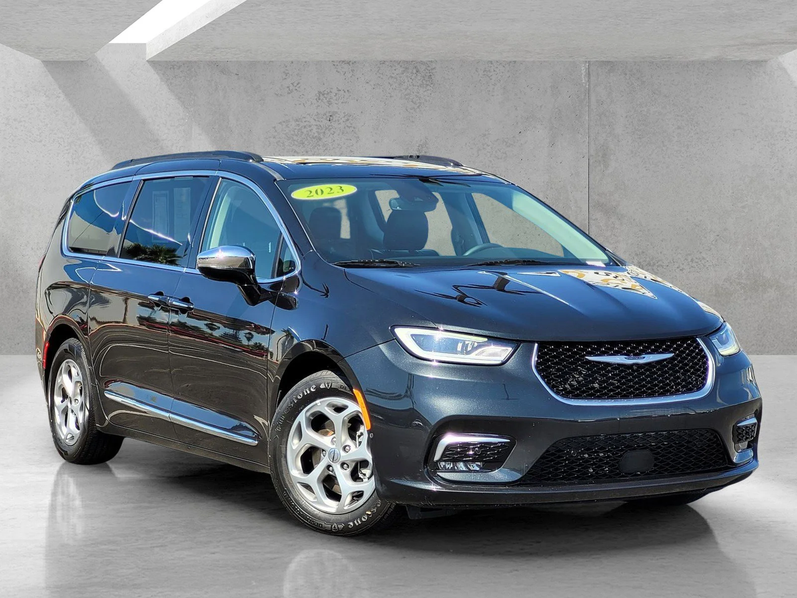 2023 Chrysler Pacifica Limited's photo