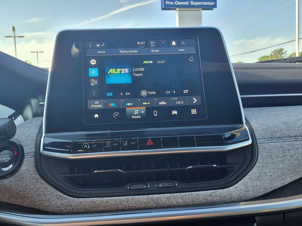 Used 2025 White Jeep Latitude image 25