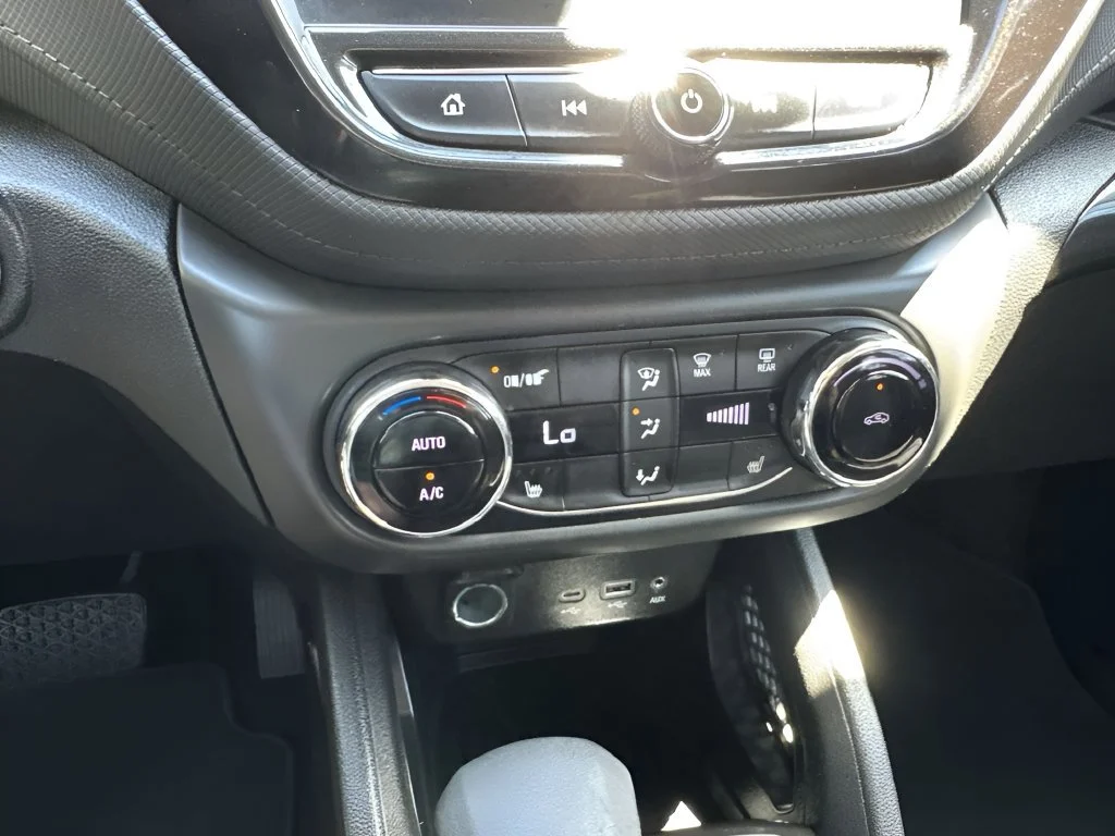 Used 2021 MOSAIC BLACK METALLIC Chevrolet LT image 18