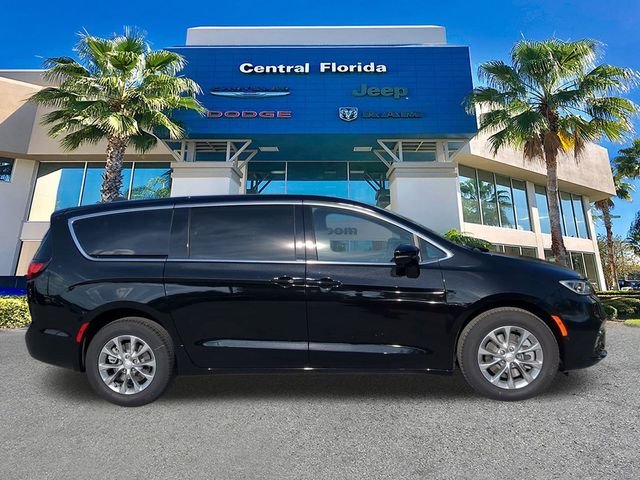 New 2026 Diamond Black Crystal Pearl-Coat Exterior Paint Chrysler Limited image 4