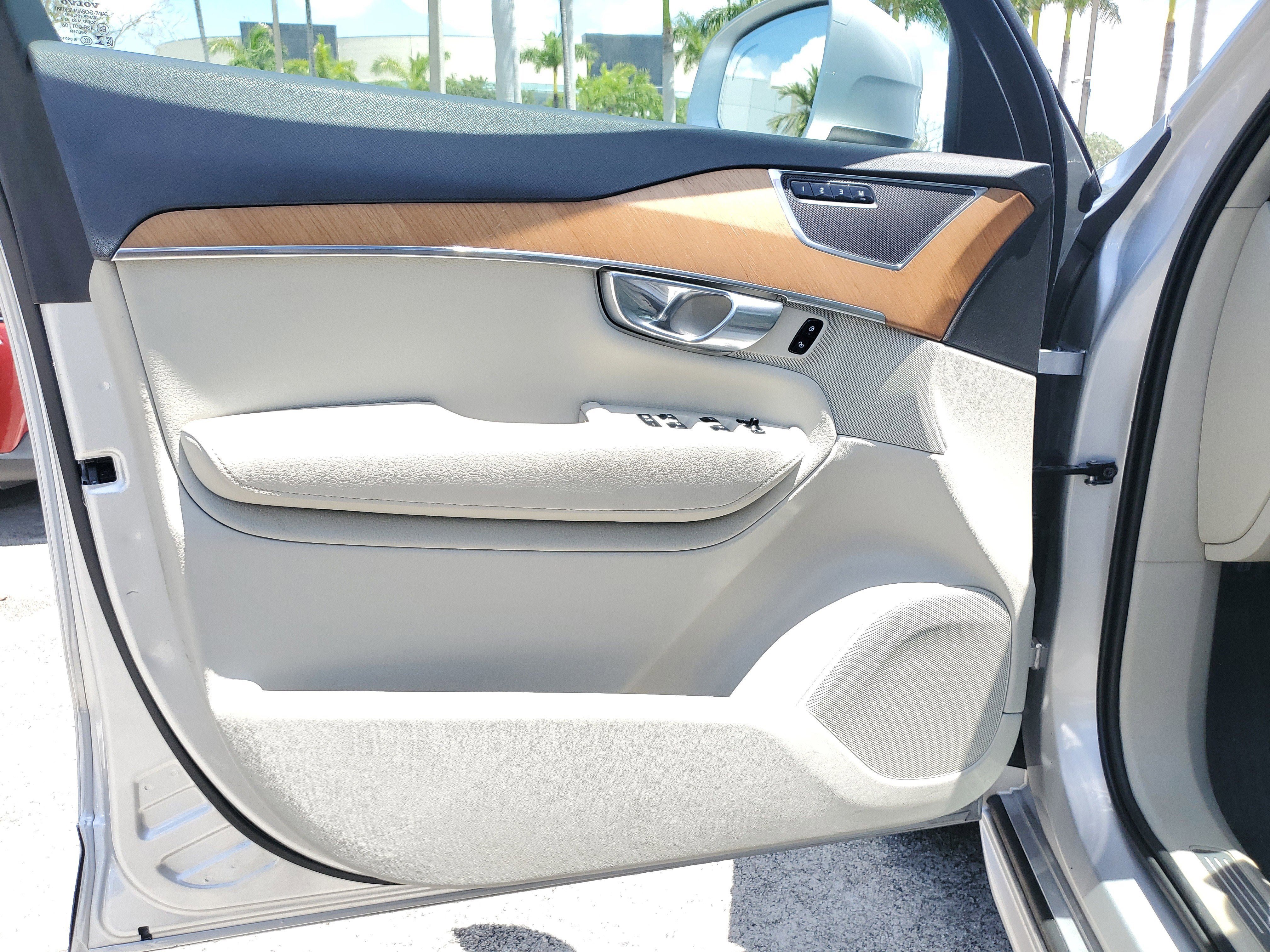 Used 2022 Bright Silver Metallic Volvo Momentum image 25