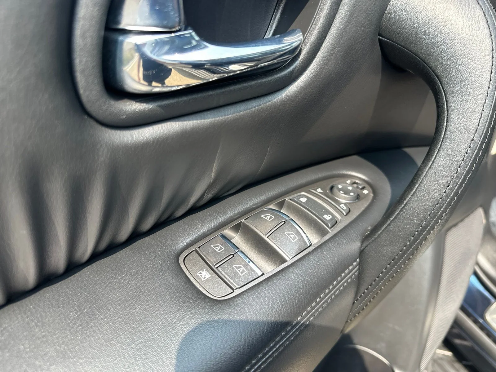 Used 2023 Blue Nissan SL image 19