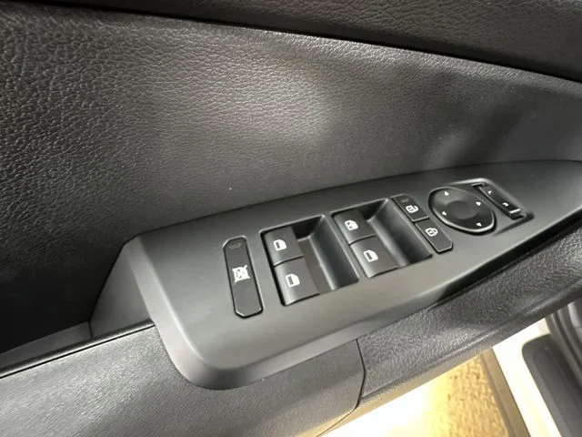 New 2026 Snow White Pearl Kia LX image 16