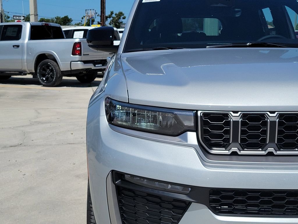 New 2026 Silver Zynith Exterior Paint Jeep Limited image 6