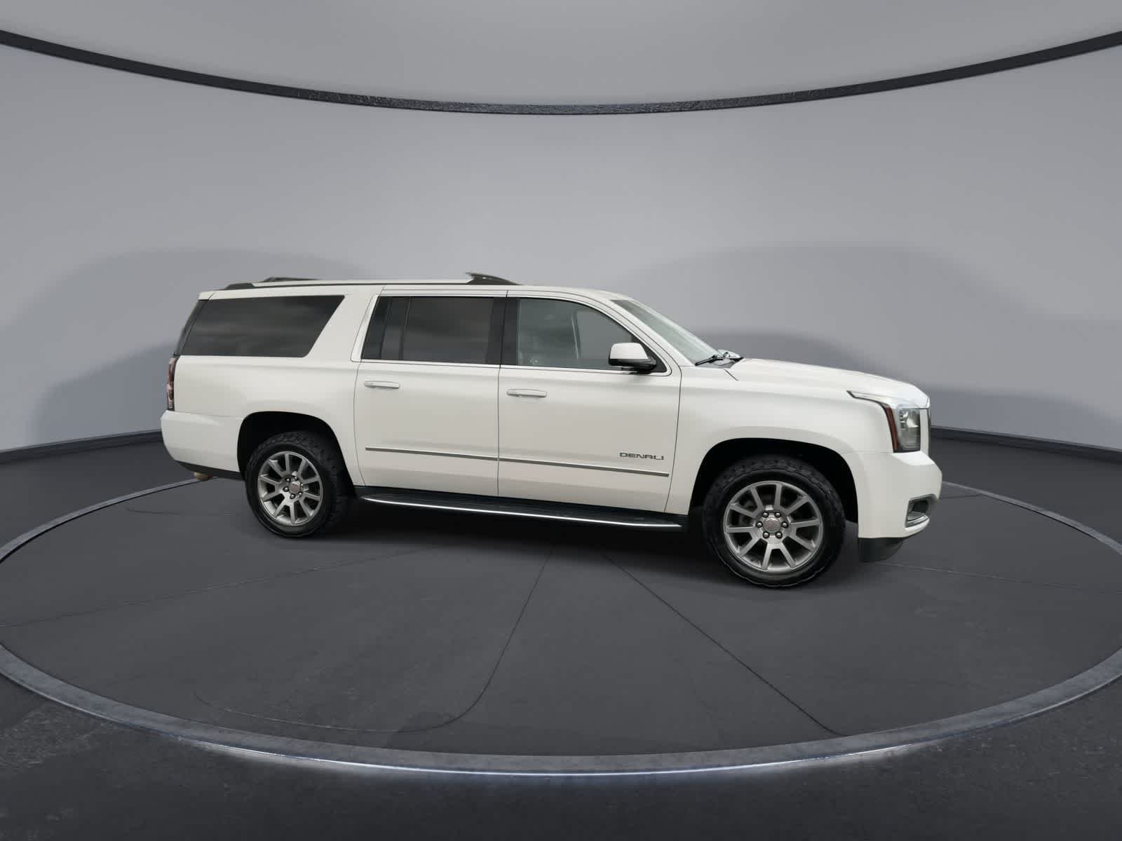 Used 2019 White Frost Tricoat GMC Denali image 9