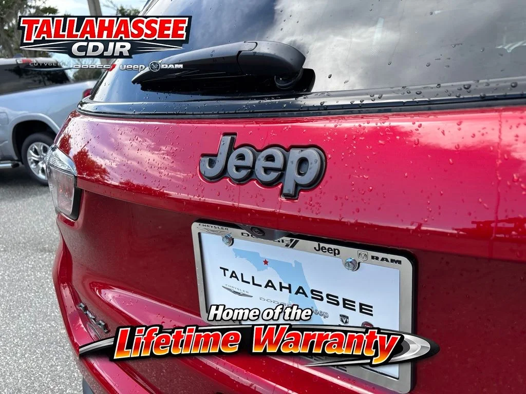 New 2026 Red Hot Pearlcoat Jeep Latitude image 5