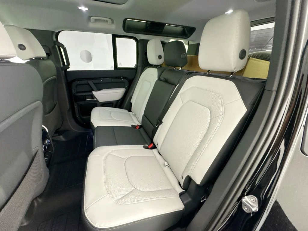 New 2026 Santorini Black Land Rover X-Dynamic SE image 25