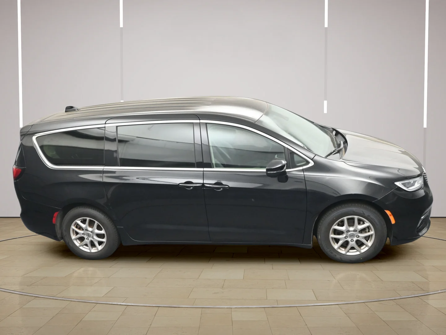 Used 2023 Brilliant Black Crystal Pearlcoat Chrysler Touring L image 35