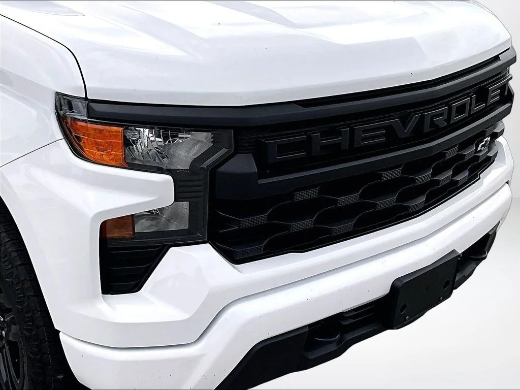 Used 2023 White Chevrolet Custom image 29
