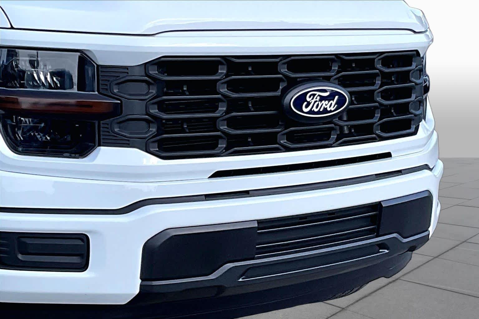 Used 2026 Oxford White Clearcoat Ford XL image 24