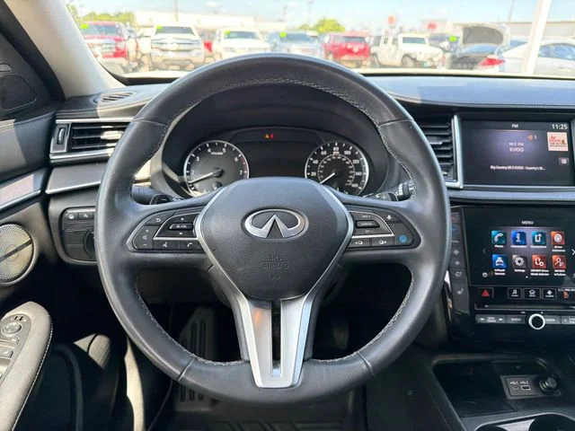 Used 2023 White INFINITI LUXE image 10