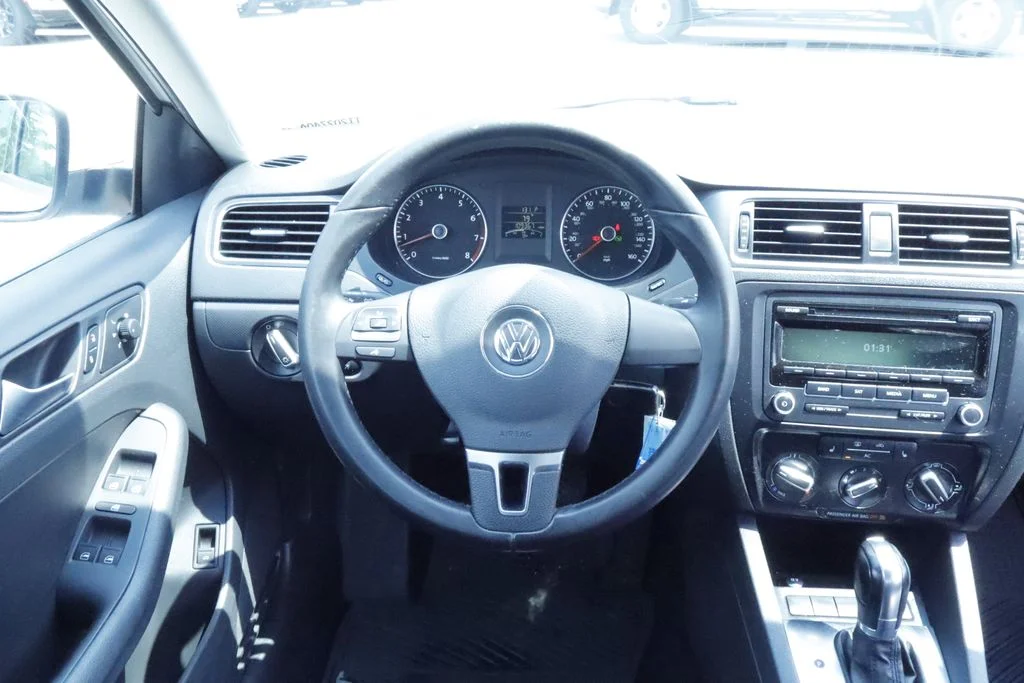 Used 2012 White Volkswagen 2.5L SE image 15