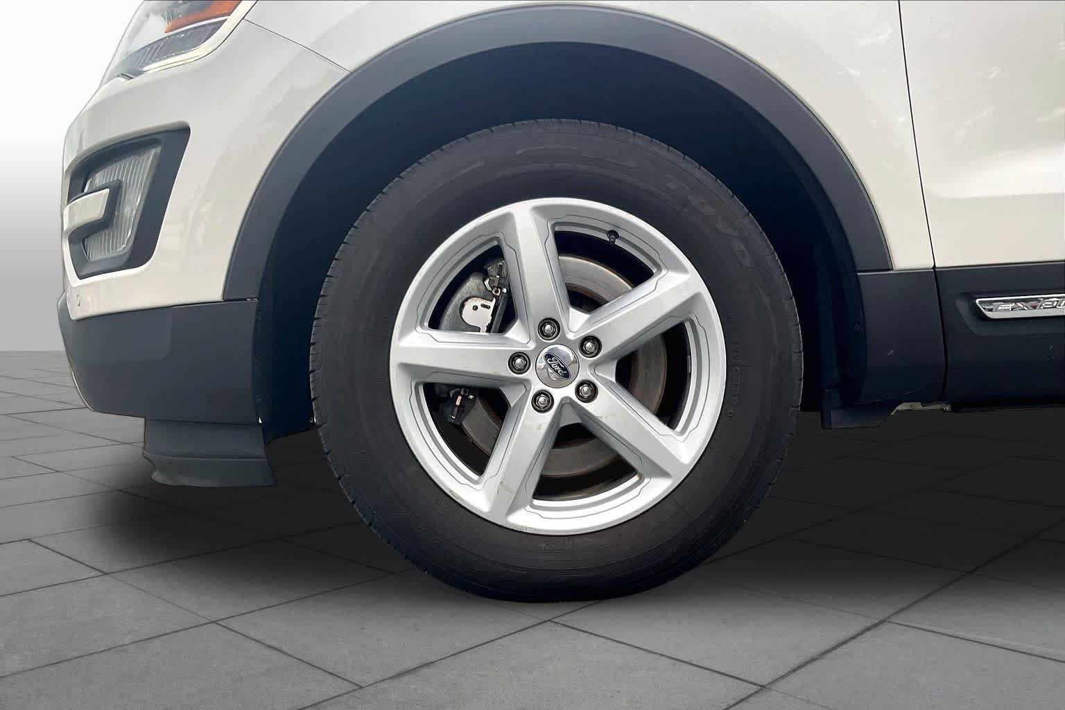 Used 2016 White Platinum Metallic Tri-Coat Ford XLT image 10