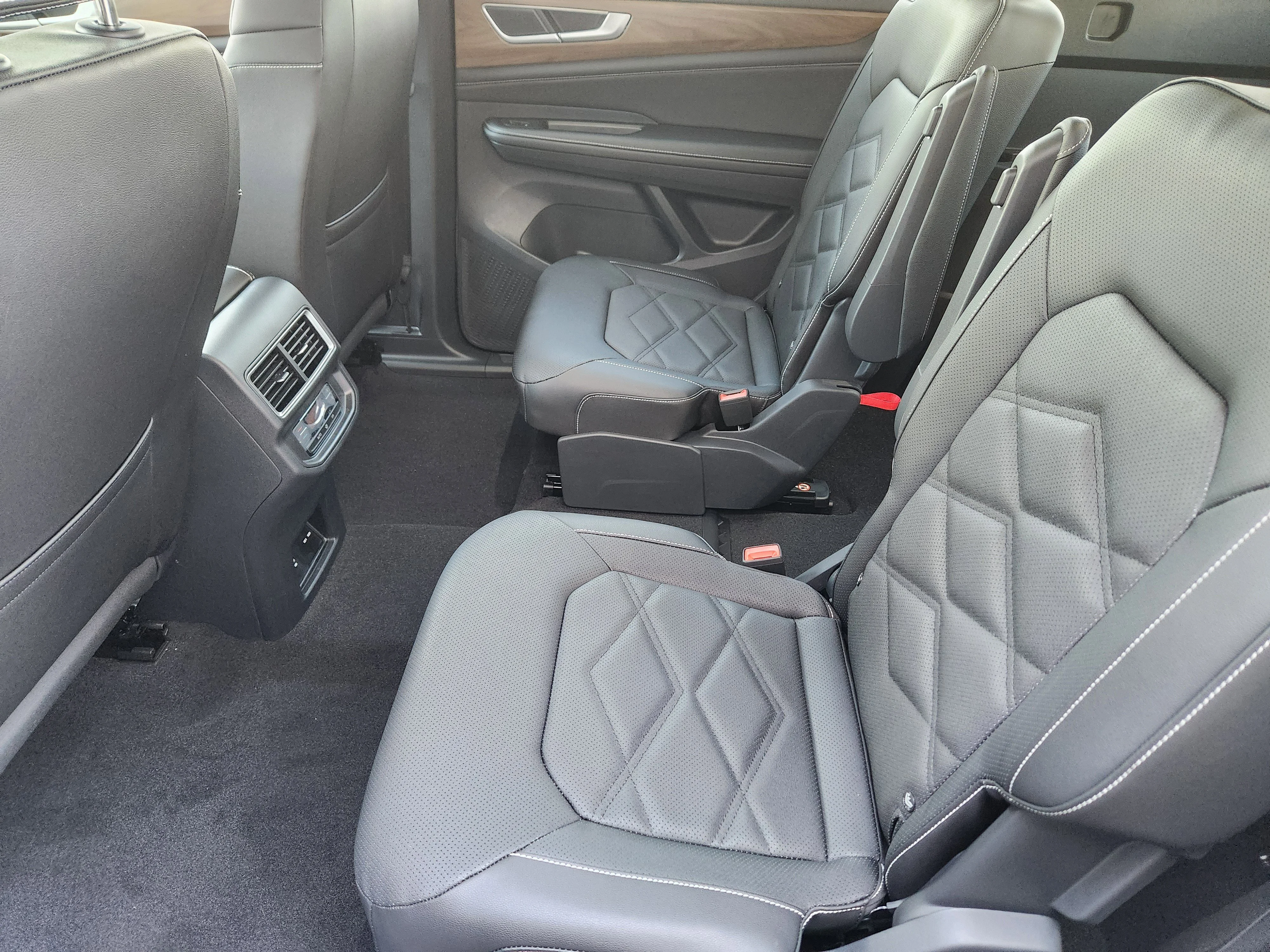 New 2026 White Volkswagen 2.0T SE w/Technology image 21