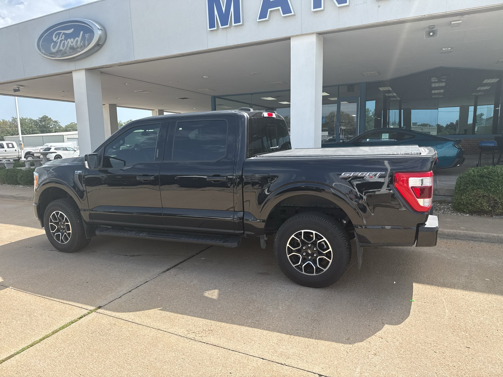 Used 2023 Agate Black Metallic Ford LARIAT image 8