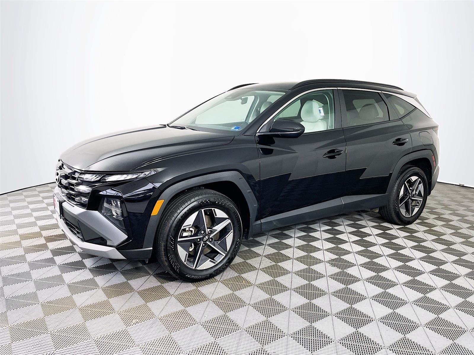 Used 2025 Phantom Black Hyundai SEL image 4