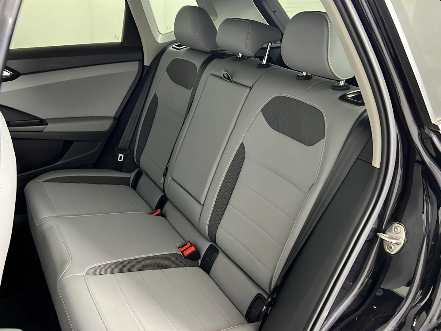 Used 2023 Deep Black Pearl Volkswagen SE image 4