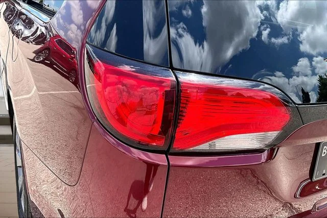 Used 2018 Red Chrysler Limited image 31