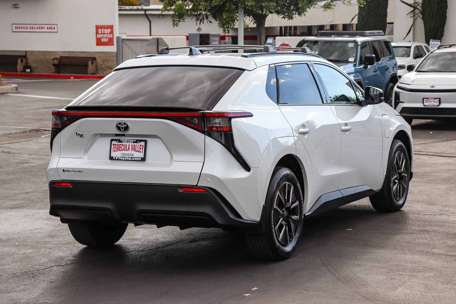 New 2026 Wind Chill Pearl <sup>1</sup> Toyota  XLE image 7