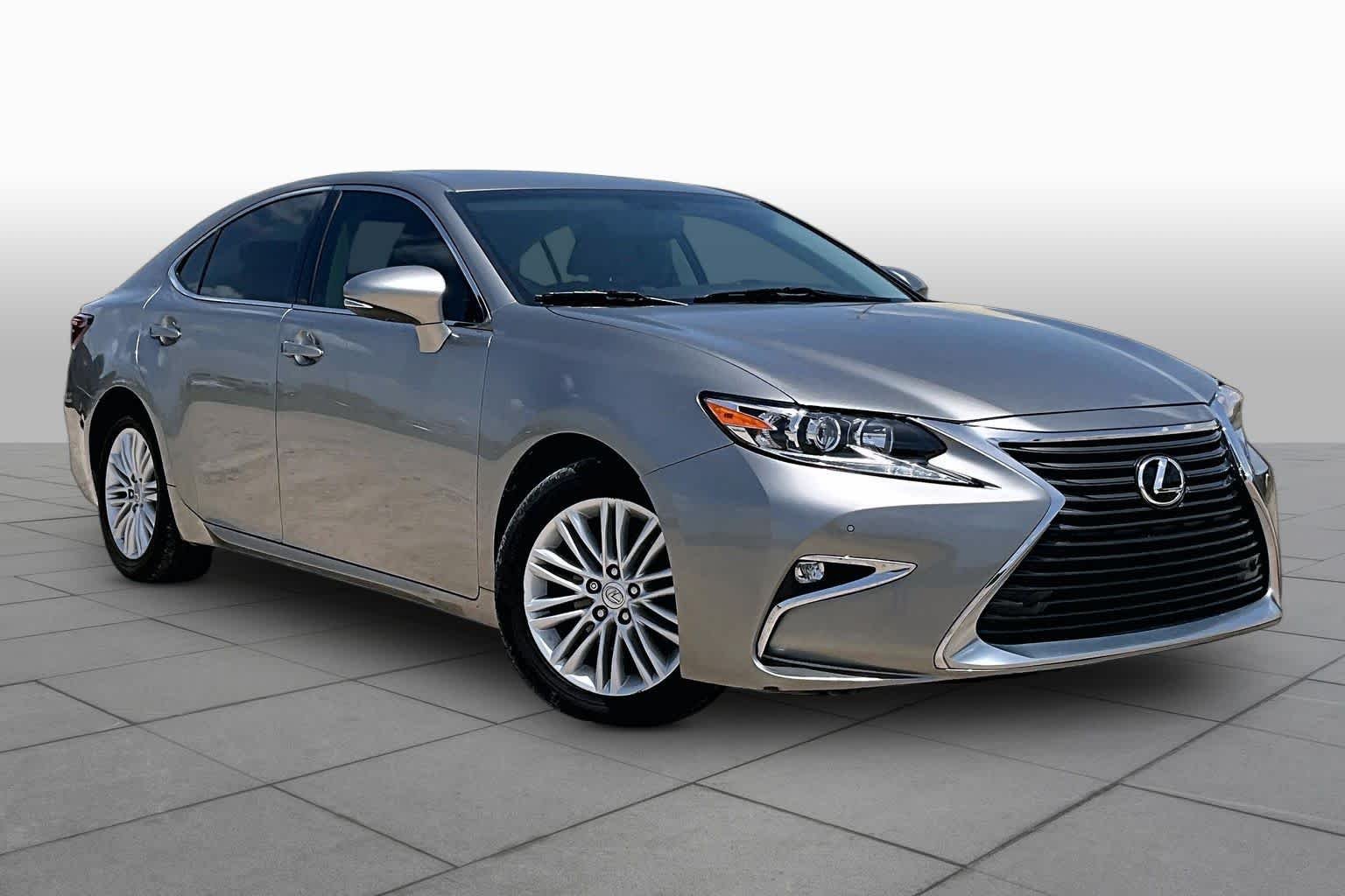 Used 2016 Atomic Silver Lexus  image 3