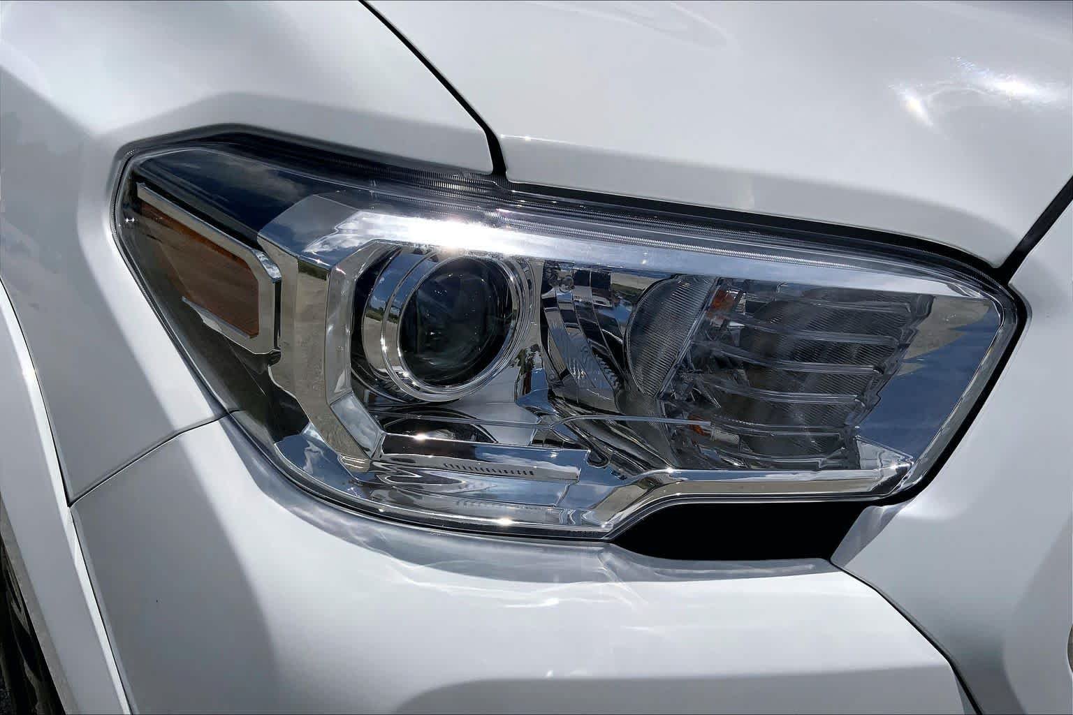 Used 2022 White Toyota SR5 image 27