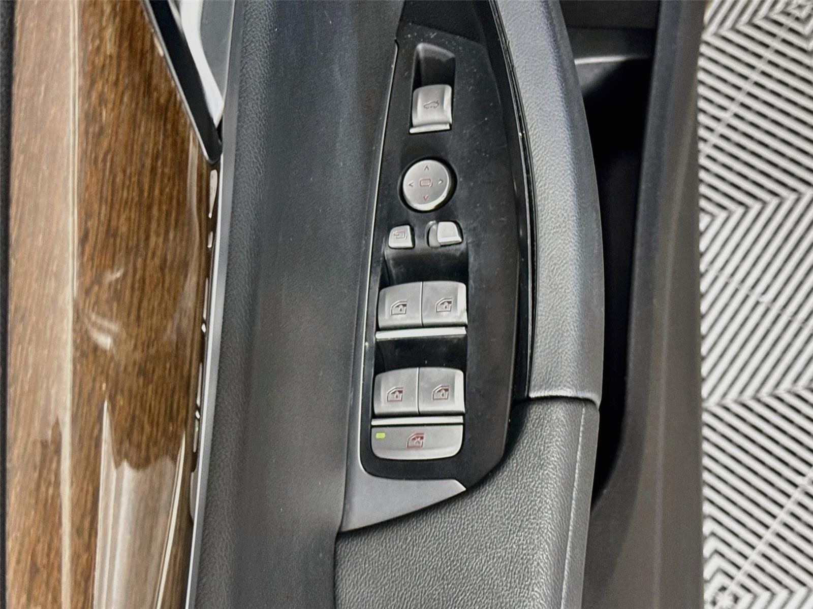 Used 2020 Glacier Silver Metallic BMW sDrive30i image 20