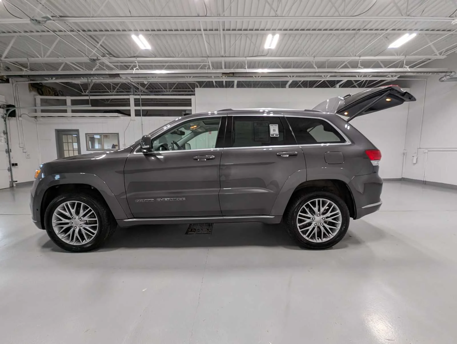 Used 2018 Granite Crystal Metallic Clearcoat Jeep Summit image 12