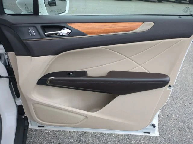 Used 2019 White Lincoln Select image 32