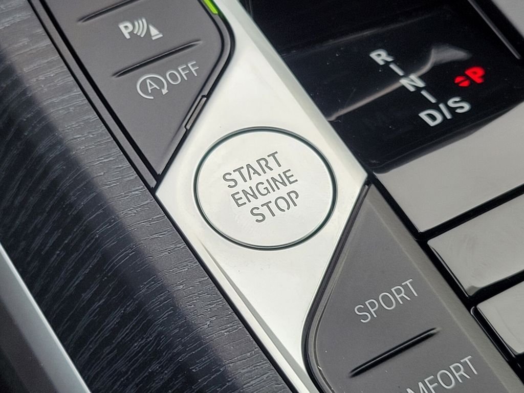 2025 BMW 3 Series 330i - Photo 27