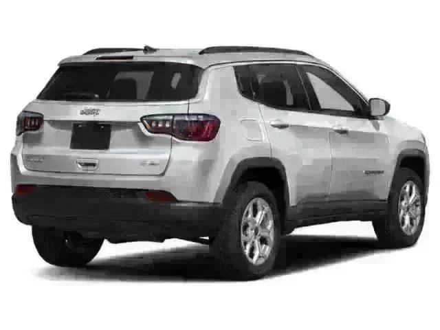 New 2026 Diamond Black Crystal Pearl-Coat Exterior Paint Jeep Latitude image 2