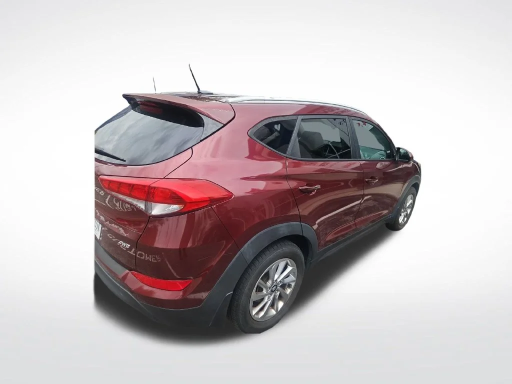 Used 2016 Red Hyundai SE image 3