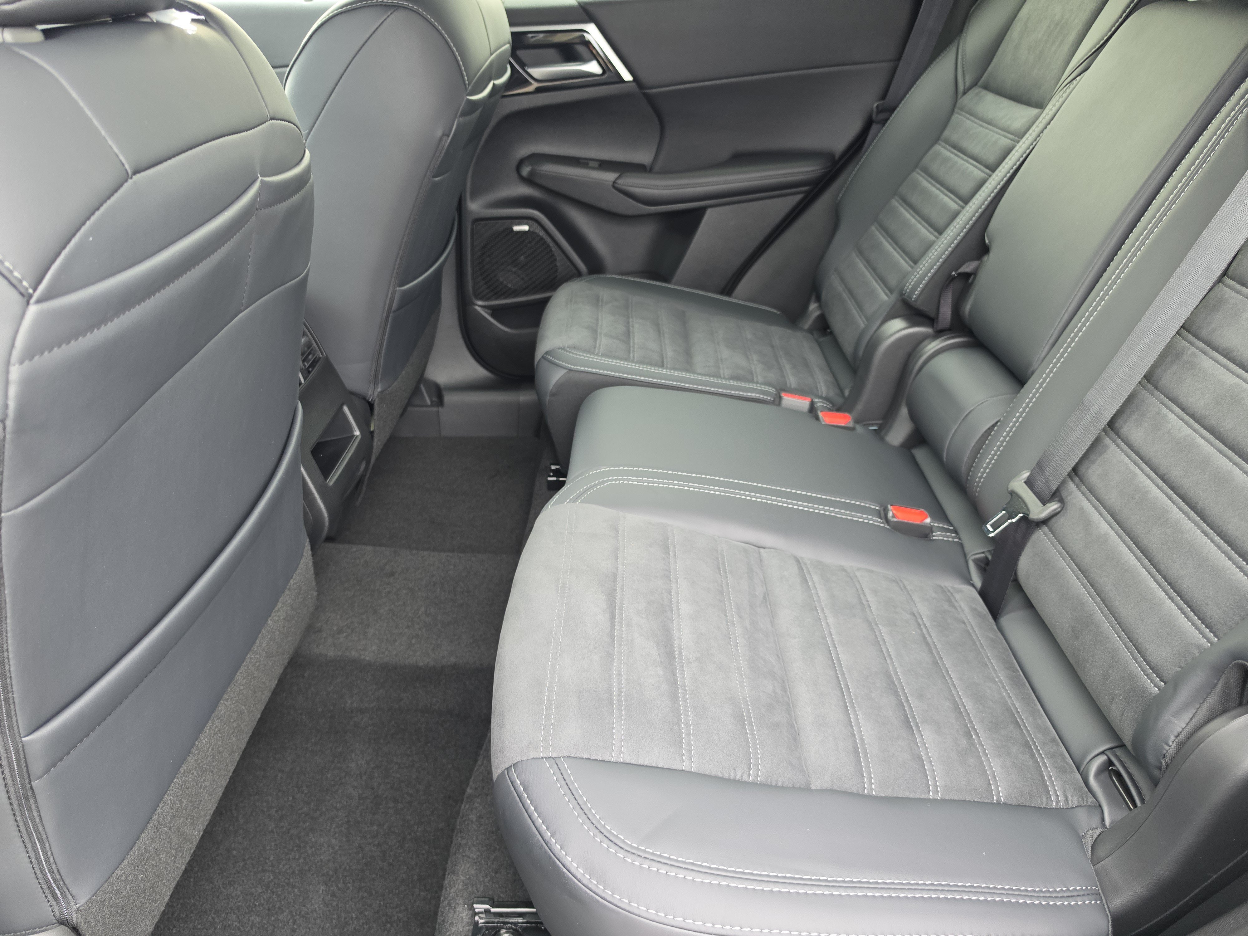 New 2026 White Diamond Mitsubishi LE 1.5T 2WD image 10