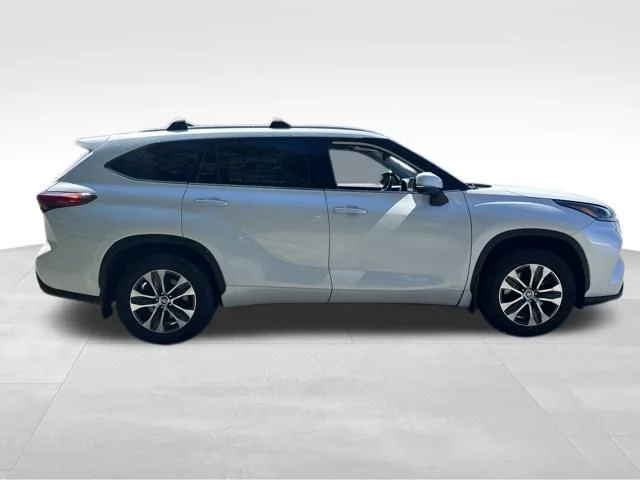 Used 2022 Beige Toyota XLE image 6