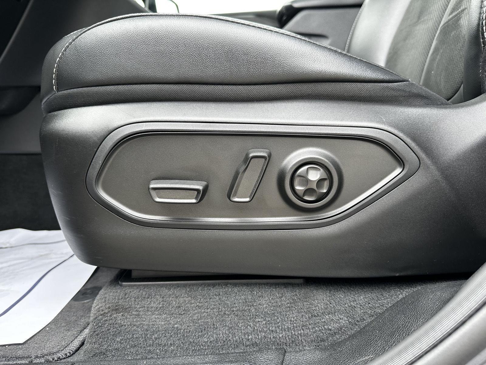 Used 2025 Baltic Gray Metallic Clearcoat Jeep Altitude X image 8
