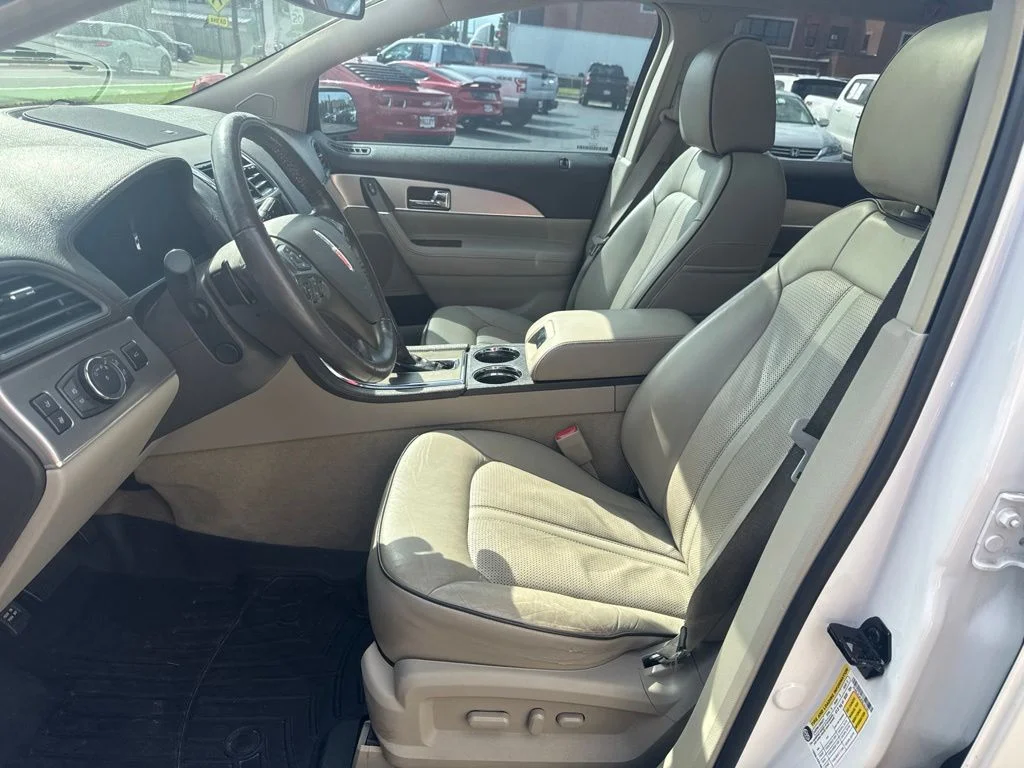 Used 2015 White Lincoln Base image 10