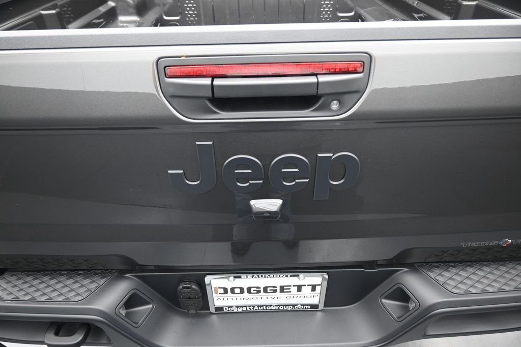 New 2026 Granite Crystal Metallic Clearcoat Jeep Texas Trail image 12