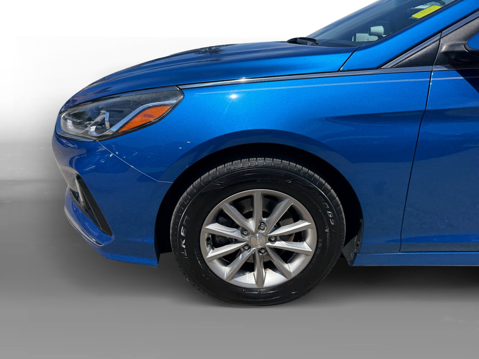 Used 2018 Electric Blue Hyundai SE image 9
