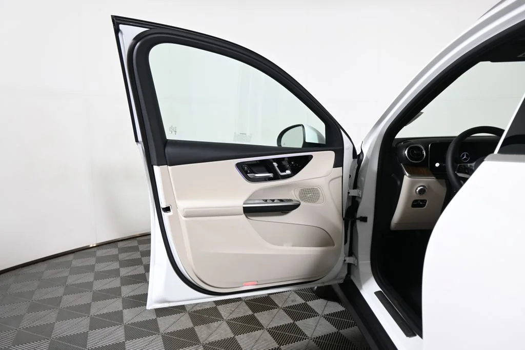 Used 2027 White Mercedes-Benz GLC 300 image 26