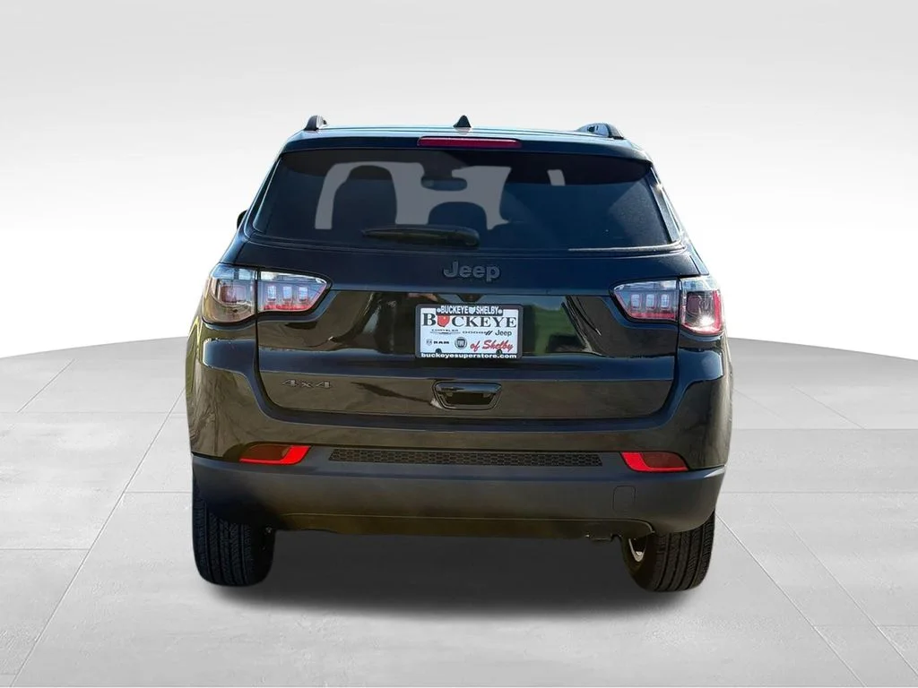 New 2026 Diamond Black Crystal Pearl-Coat Exterior Paint Jeep Latitude image 5
