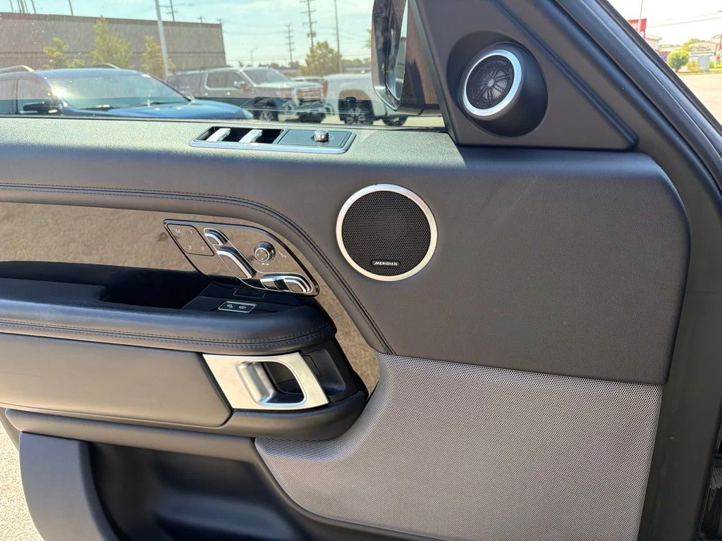 Used 2018  Land Rover 5.0L V8 Supercharged image 16